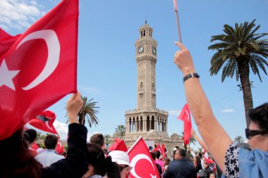 29 Ekim Cumhuriyet Günün kutlu olsun. İnsanlar Konak Meydanı 'nda kutlama yapıyor. Türk bayrağı. Atatürk. Saat kulesi. İzmir Türkiye. 29 Ekim 2012. 23 Nisan, 19 Mayıs, 30 Ağustos, 9 Eylül.