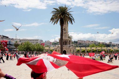 29 Ekim Cumhuriyet Günün kutlu olsun. Konak Meydanı 'ndaki insanlar. Türk bayrağı. Atatürk. Saat kulesi. İzmir Trkiye. 29 Ekim 2012. 23 Nisan, 19 Mayıs, 30 Ağustos, 9 Eylül.