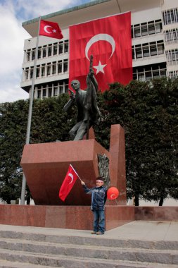 İzmir, Türkiye - 9 Eylül 2012: Çocuk 9 Eylül kutlamalarında Türk bayrağı taşıyor. (İzmir 'in Kurtulusu) Hasan Tahsin. Mustafa Kemal Atatürk. 23 Nisan, 19 Mayıs, 30 Agustos, 29 Ekim, 9 Eylul.