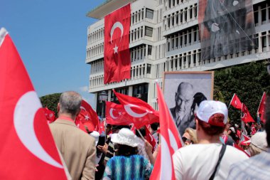 29 Ekim Cumhuriyet Günün kutlu olsun. Atatürk posteri taşıyan insanlar. Türk bayrağı. Atatürk. 23 Nisan, 19 Mayıs, 30 Ağustos, 9 Eylül.