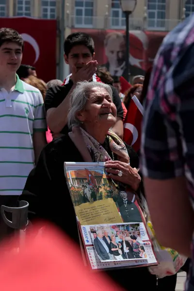 Cumhuriyet kutlamalarındaki yaşlı kadın. Türk bayrağı. Atatürk. İzmir Trkiye. 29 Ekim 2012. 23 Nisan, 19 Mayıs, 30 Ağustos, 9 Eylül..