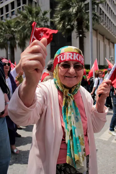 Cumhuriyet kutlamalarındaki yaşlı kadın. Türk bayrağı. Atatürk. İzmir Türkiye. 29 Ekim 2012. 23 Nisan, 19 Mayıs, 30 Ağustos, 9 Eylül..