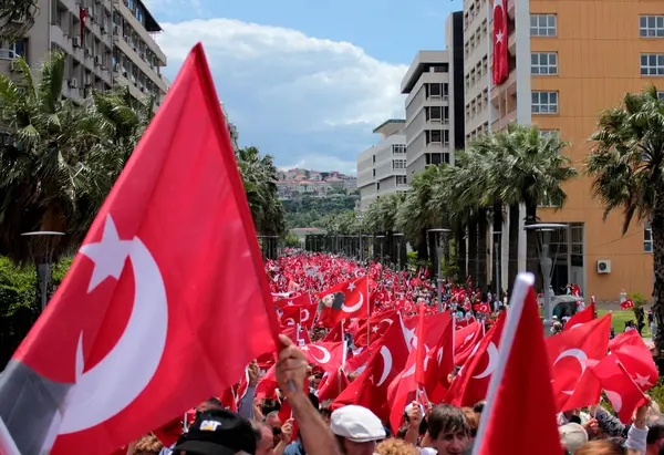 29 Ekim Cumhuriyet Günün kutlu olsun. İnsanlar Konak Meydanı 'nda kutlama yapıyor. Türk bayrağı. Atatürk. İzmir Türkiye. 29 Ekim 2012. 23 Nisan, 19 Mayıs, 30 Ağustos, 9 Eylül.