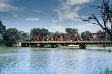 Güney Avustralya 'daki Murray Nehri' nin karşısındaki Paringa Köprüsü