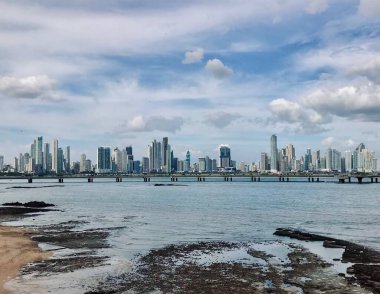 Panama City gökdelenlerinin manzarası Casco Viejo 'nun eski bölgesinden