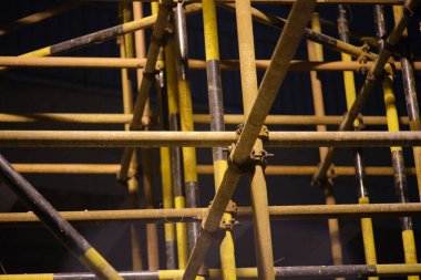 Metal parmaklıkları olan bir bina.