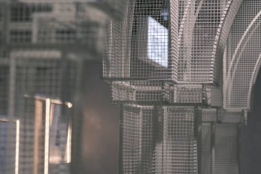 Modern şehir binaları ve gökdelenlerin arka planında çift pozlama