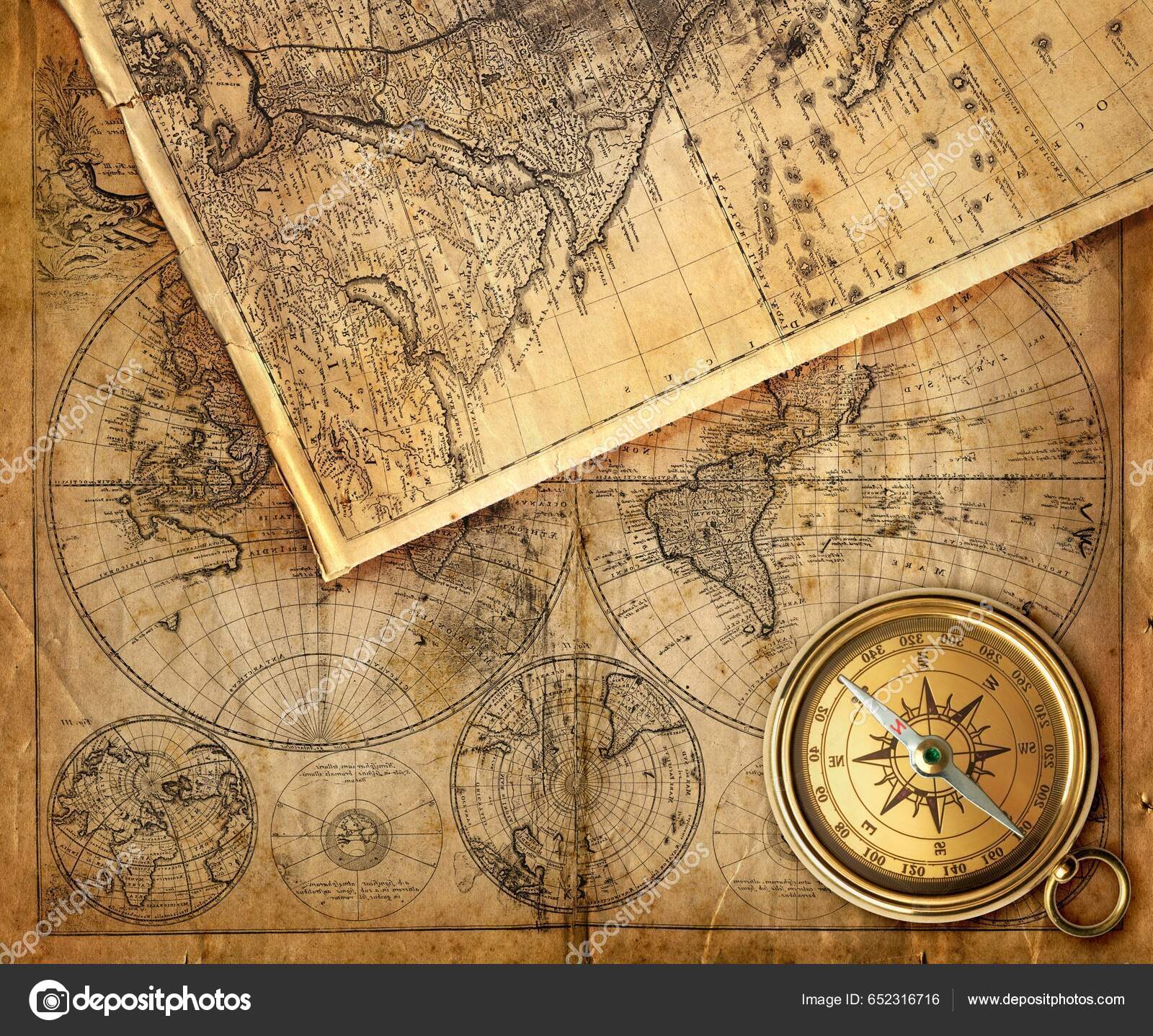 Conceito antigo do mapa do tesouro compasso da lupa e decorações