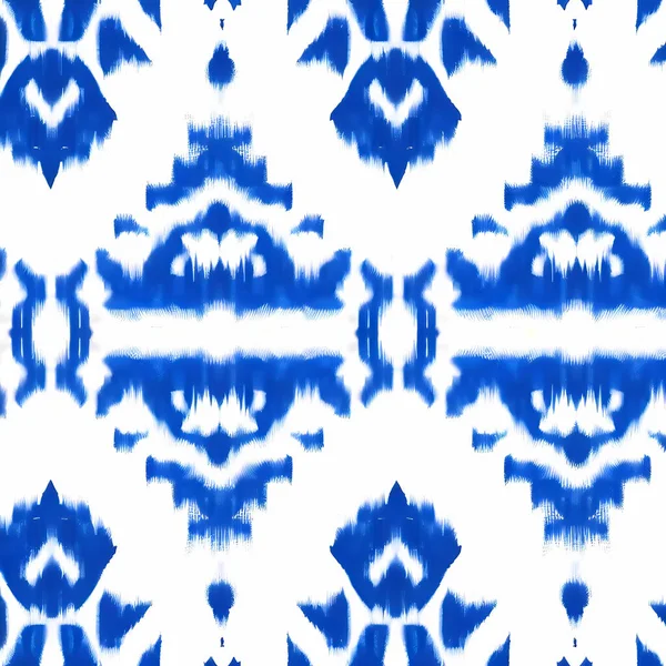 Niebieski Ikat Białym Tle Tradycyjna Sztuka Abstrakcyjna Płynny Wzór Tkaninie — Zdjęcie stockowe