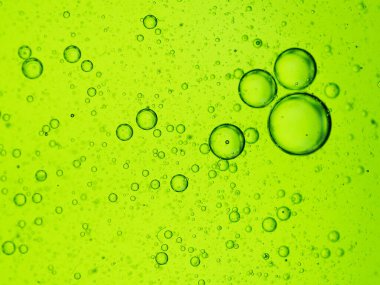 Yeşil arkaplanda yağ kabarcıkları yakın plan makro