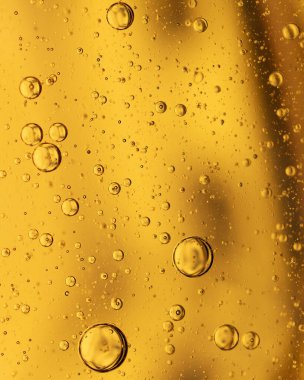 Sarı arka planda yağ kabarcıkları yakın çekim makrosu