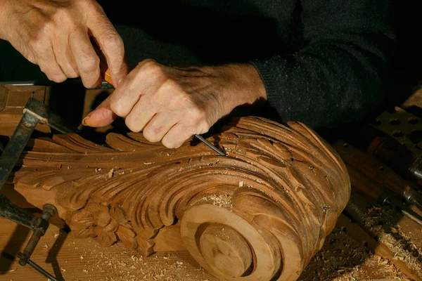 木彫りに取り組む職人の手 グーグルと彫刻のキャビネットメーカー 伝統的な大工 — ストック写真