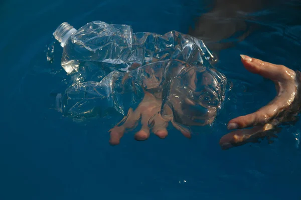 Mulheres Mãos Pegando Uma Garrafa Plástico Mar Reciclando Dia Praia — Fotografia de Stock