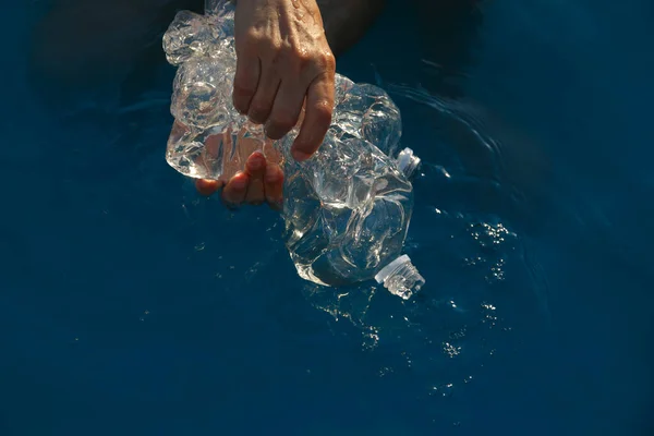 Manos Mujeres Recogiendo Una Botella Plástico Mar Reciclando Día Playa —  Fotos de Stock