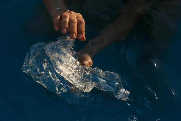 Ręce Kobiet Podnosząc Plastikową Butelkę Morzu Recyklingu Dzień Plaży — Zdjęcie stockowe