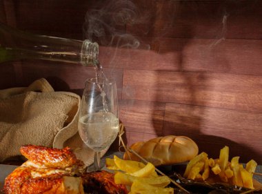 Mutfağın rengini ve tadını arttırmak için bir tabak yemeğin yanına bir bardak şarap dökülüyor. İçki takımı tarifteki malzemeleri tamamlıyor.