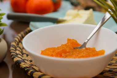 Masaya marmelat, meyve ve tereyağı serpiştirilmiş bir kahvaltı sıcak ve davetkar bir atmosfer yayar.