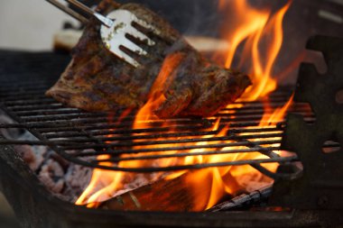 Alevler ve dumanların üzerinde ızgara yapılmış, olabilecek en mükemmel barbekü lezzetini yaratan bir biftek hayal edin.