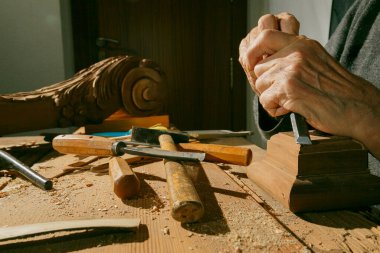 Bir zanaatkar, çeşitli aletlerle çok güzel ahşap oyar. Olağanüstü bir geleneksel işçilik ve beceri sergiler.