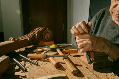 Yetenekli bir zanaatkar, geleneksel ahşap işleme araçları ve teknikleri sergileyerek, ahşap üzerine karmaşık tasarımlar yapar..