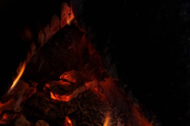 Parlayan odunların güzel detaylı görüntüsü şöminede samimi ve sıcak bir atmosfer yaratıyor.
