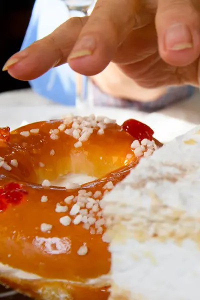 Lezzetli ve lezzetli bir donut üzerine renkli şekerlemeler ve sulu kirazlar serpiştirilmiş, şimdi tadını çıkarmaya hazır.