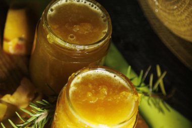 Canlı, renkli kavanozlar. Bitkisel karışımla dolu. Taze, doğal ve sağlıklı malzemeler sergileniyor.