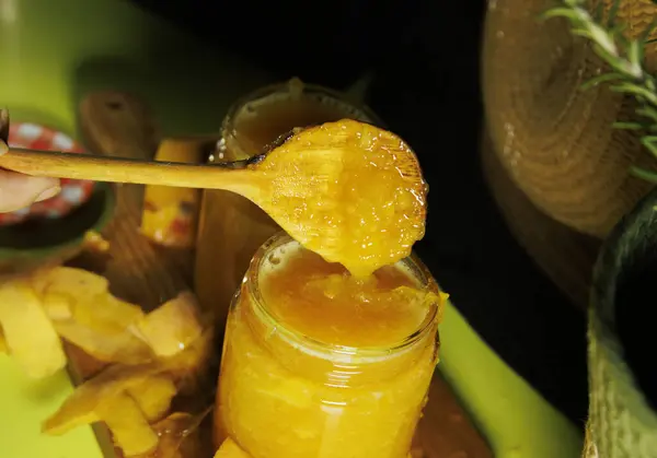 Kavanozlarda nefis ev yapımı mango reçeli tostlara veya tatlılara bol bol bulaşmak için ideal bir seçimdir.