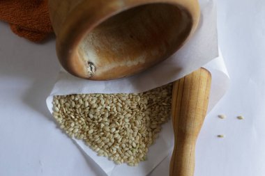 Kırsal ahşap bir havan ve susam tohumlarıyla birlikte mutfak tezgahına düzgünce yerleştirilir.