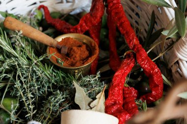 Doğanın inanılmaz cömertliğini gösteren çeşitli baharat ve otların canlı ve renkli bir gösterisi.