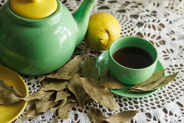 Yeşil çaydan, taze limonlardan ve kokulu defne yapraklarından oluşan sakin bir hayat, doğanın güzelliğini ön plana çıkarıyor.