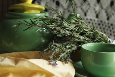 Canlı yeşil çanak çömlek ve taze otlar, kırsal mutfak estetiği için mükemmel.