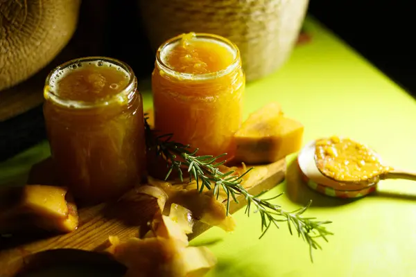 Güzel işlenmiş şeftali reçeli ve taze malzemelerle dolu canlı bir gösteri. Mutfak lezzetleri için mükemmel.