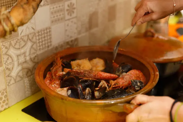 Yetenekli bir insan taze deniz ürünlerini karıştırır ve çeşitli mutfak geleneklerinin özünü yakalar.