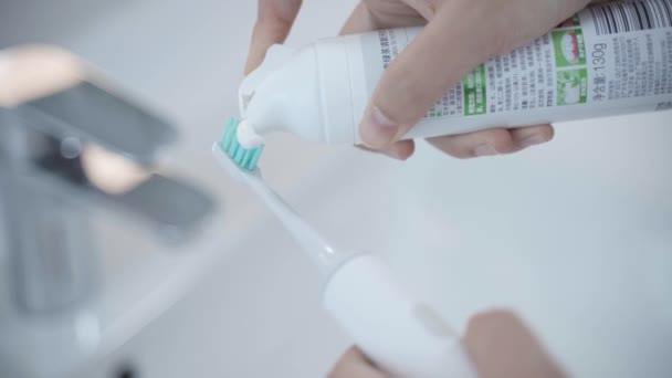 Ragazza Lavarsi Denti Con Uno Spazzolino Denti Mattino — Video Stock