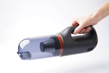 El ele tutuşan elektrikli süpürge beyaz arka planda izole edildi.