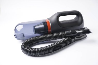 Kablosuz araba elektrikli süpürgesi, beyaz arka planda izole edilmiş..