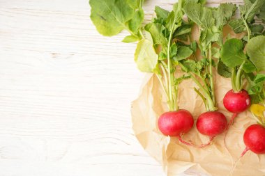 Ahşap zemin üzerinde olgun kırmızı turp, yazı için boşluk. Üst Manzara. Taze kırmızı turp..