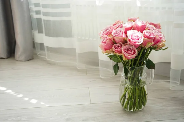 Букет Розовых Роз Стеклянном Графине Местом Текста Красивый Яркий Цветочный — стоковое фото