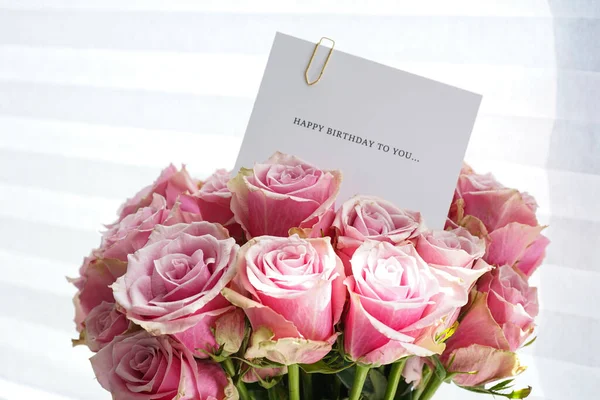 Букет Красивых Розовых Роз Поздравительной Открыткой Вид Сверху Крупный План — стоковое фото