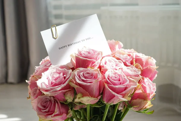 Букет Красивых Розовых Роз Поздравительной Открыткой Вид Сверху Крупный План — стоковое фото