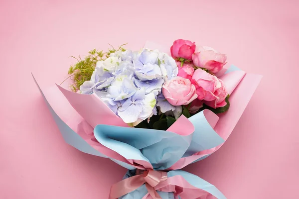 Kytice Pivoňkových Růží Hortenzií Růžovém Pozadí Zblízka Royalty Free Stock Obrázky