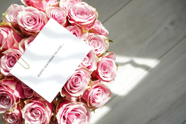Bukett Med Vackra Rosa Rosor Med Ett Gratulationskort Ovanifrån Närbild Stockbild