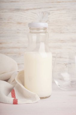 Kavanozda süt ve arka planda cam..