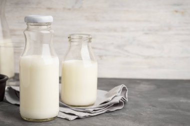 Kavanozda süt ve arka planda cam..