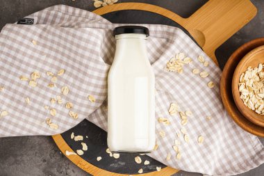 Sütlü yulaf sütü ve tahta bir arka planda yulaf ezmesi. Vejetaryen diyeti kavramı.