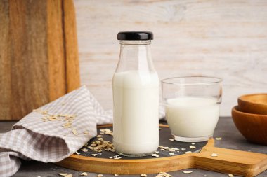 Sütlü yulaf sütü ve tahta bir arka planda yulaf ezmesi. Vejetaryen diyeti kavramı.