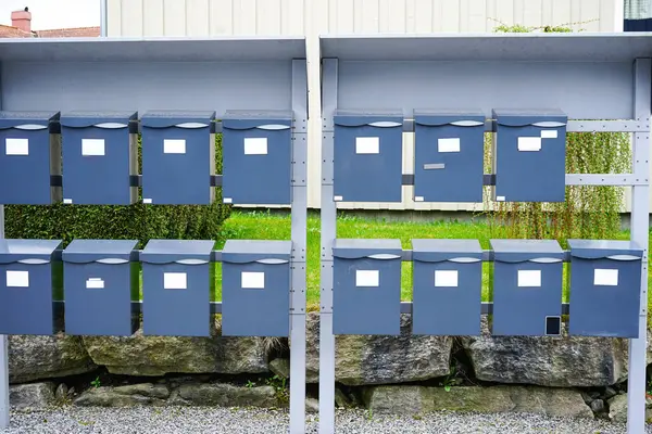 Mektup ve paket almak için şehir posta altyapısı. İletişim, dağıtım ve modern konut kavramı.