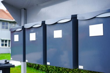 Mektup ve paket almak için şehir posta altyapısı. İletişim, dağıtım ve modern konut kavramı.
