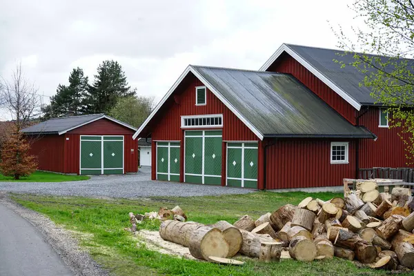 Mektup ve paket almak için şehir posta altyapısı. İletişim, dağıtım ve modern konut kavramı.